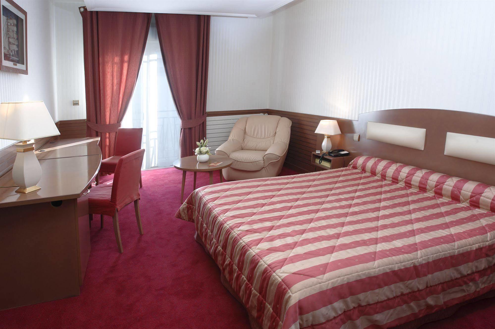 Hotel Le Berry Saint-Nazaire Екстериор снимка