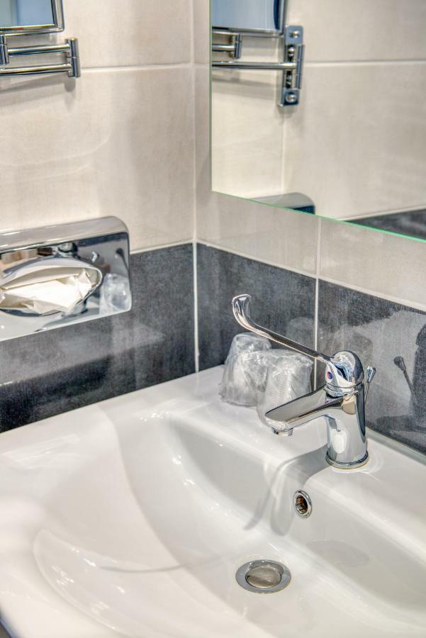 Hotel Le Berry Saint-Nazaire Екстериор снимка