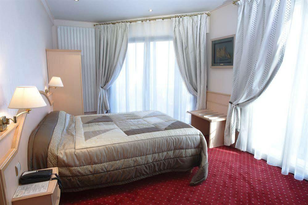 Hotel Le Berry Saint-Nazaire Екстериор снимка